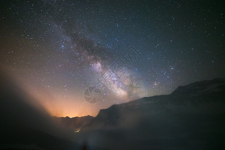 银河系和星空在意大利法国阿尔卑斯山的高海拔地区拍摄图片
