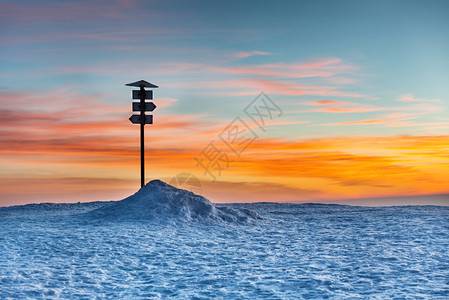 冬季山顶的指路标志日图片