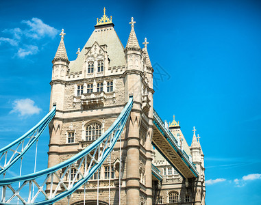 伦敦塔桥蓝天空图片