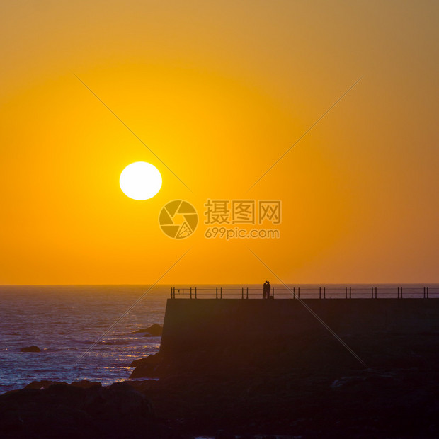 夕阳下的情侣剪影图片