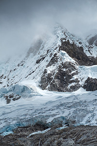 秘鲁安第斯州Huascaran公园的雪山峰与云彩图片