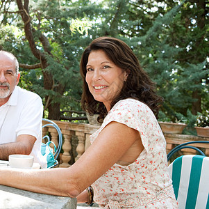 一对年长夫妇在度假时在豪华家庭花园里一起享用健康早餐的画像图片
