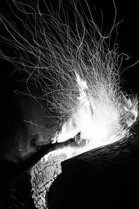 夜晚用黑白或单色的木柴燃烧营火图片