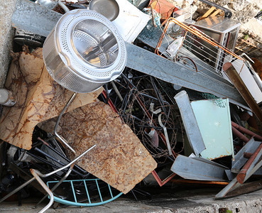 垃圾填埋场的洗桶机和其他废旧图片