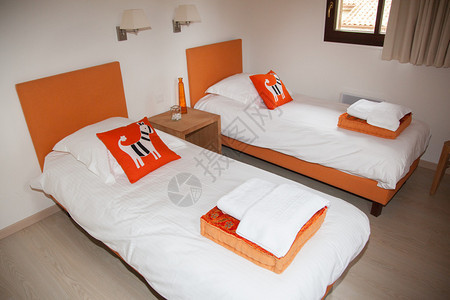 两张床边桌和灯橙色和图片