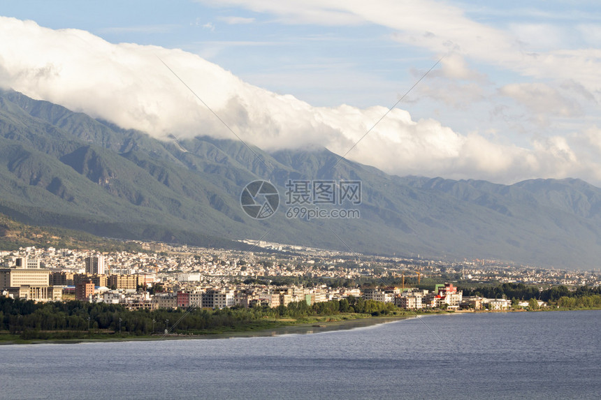 云南洱海苍山上的大理市登川图片