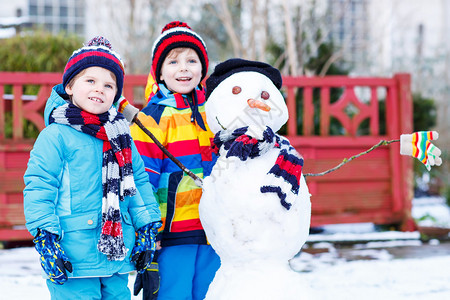 有两个小朋友做雪人图片
