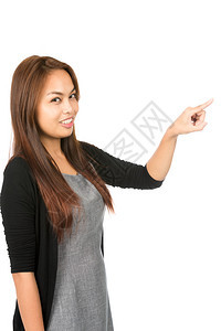 身穿黑毛衫棕发浅色头发手臂伸展的食指按假想钮扣看照相机的华裔亚洲美女侧面图背景图片