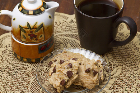 咖啡配巧克力饼干和奶油图片