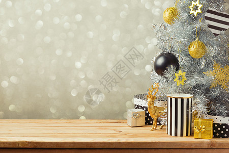 圣诞背景圣诞树在木桌上黑色金色图片