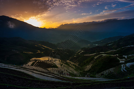 广西省姚族少数民族村山谷和山丘的日出背景图片