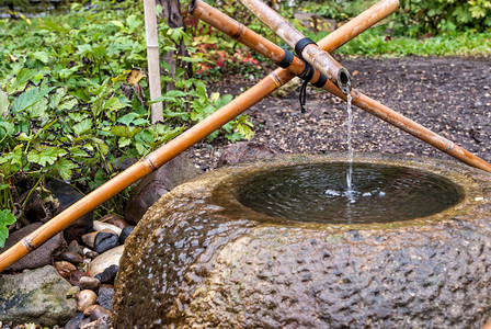 日本花园竹茎的筑井水喷图片