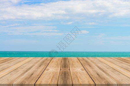 蓝色的大海和天空背景前的老式木板空桌子海洋和天空的透视木地板可用于展示或蒙太奇您的产品海图片