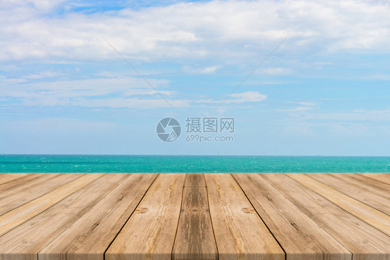 蓝色的大海和天空背景前的老式木板空桌子海洋和天空的透视木地板可用于展示或蒙太奇您的产品海图片