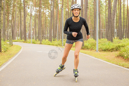 公园里活跃的女人轮滑图片