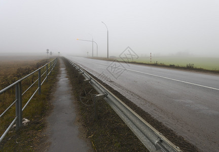 空旷的公路延伸到远方背景图片