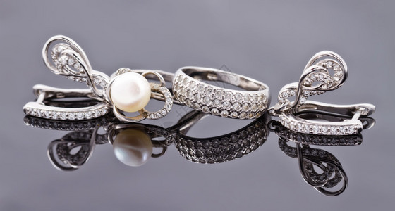 优雅的马蹄形银耳环和银戒指图片