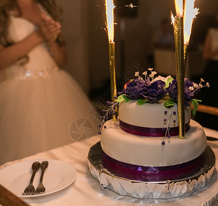 传统的婚礼蛋糕和在婚礼招待会上的装图片
