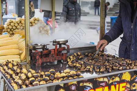 伊斯坦布尔街上的美味烤栗子图片