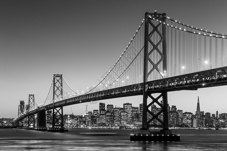 旧金山天际线和海湾大桥在日落时以黑白相间图片