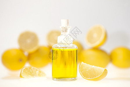 白色背景中的柠檬精油和柠檬水果图片