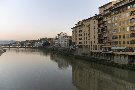 穿过意大利佛罗伦萨市的阿诺河背景图片