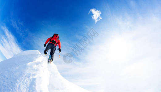 登山者到达雪峰顶背景图片