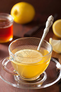 玻璃杯中的热柠檬姜茶图片