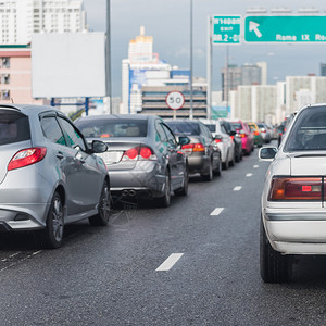 交通堵塞在路的高速公路上与一排汽车搭图片