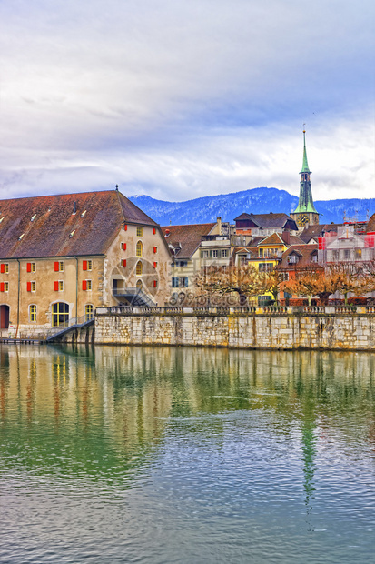 与Landhaus和Solothurn钟楼的海滨索洛图恩是瑞士索洛图恩州的首府它位于阿勒河畔和魏森斯图片