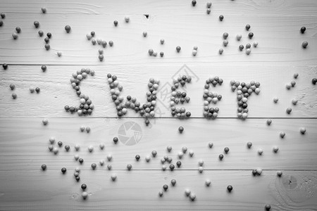 小圆糖写的Sweet字黑白照图片