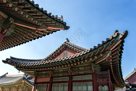 韩国宫殿中美丽彩绘屋顶的细节图片