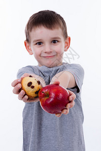 小男孩有食物孤立在白色背景图片