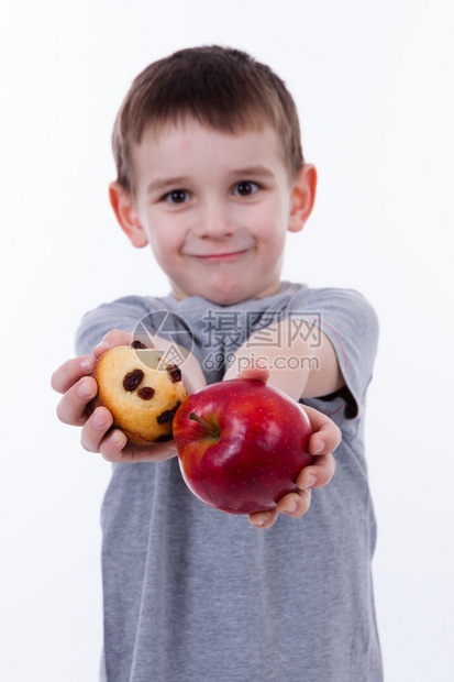 小男孩有食物孤立在白色背景图片