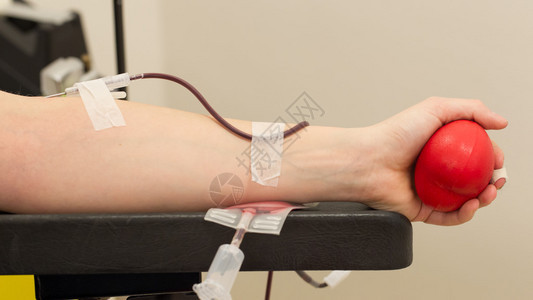 捐助方用扶手椅捐献血液在图片