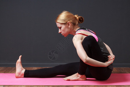 瑜伽彼拉多伸展做瑜伽锻炼的金发背景图片