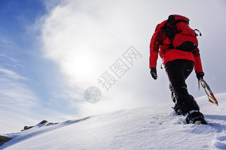 冬季登山者攀登雪峰图片