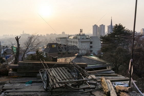 在韩国南部汉城海邦川地区一只废弃的木轮手推车图片