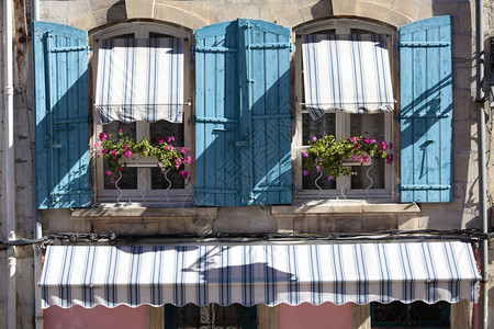 法国的典型家庭式窗户蓝色图片