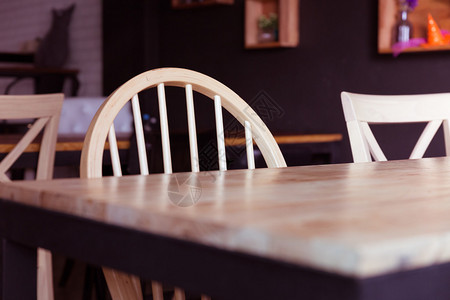 咖啡馆的木制椅子和桌带背景图片
