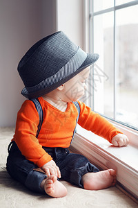 戴帽子的可爱时尚白人男婴的肖像图片