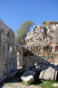 海上公园散落的巨石和岩石背景图片
