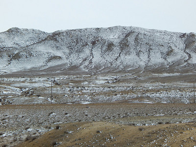 白雪覆盖的山草曼吉斯托地区图片