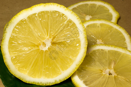 新鲜黄色柠檬片图片