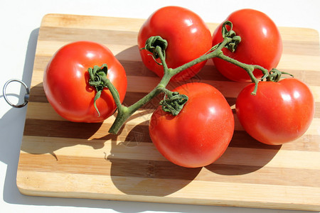 红番茄和熟西红柿图片