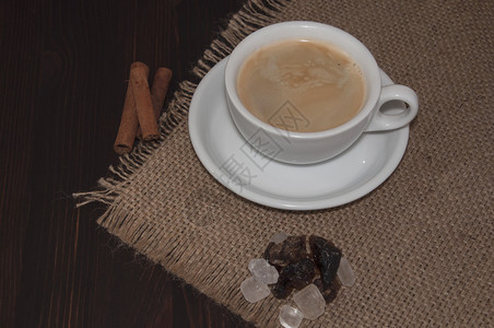 木桌上的白咖啡图片