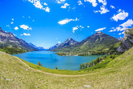 从加拿大艾伯塔Waterton湖公园旅馆向南看上沃图片