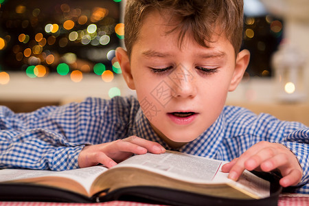 男孩儿读书大声朗读图片