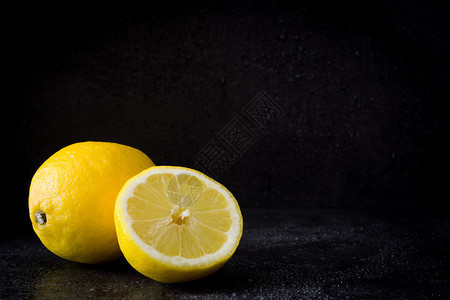 黑石背景上的柠檬背景图片