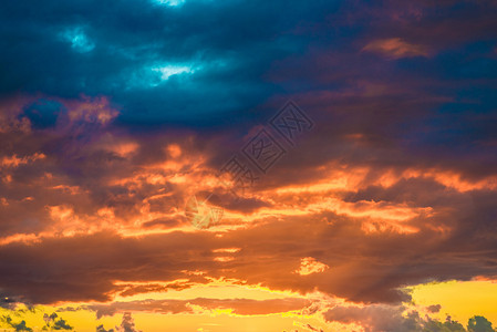 洱海夕阳风景山清早天空场面日落出与许多颜色背景